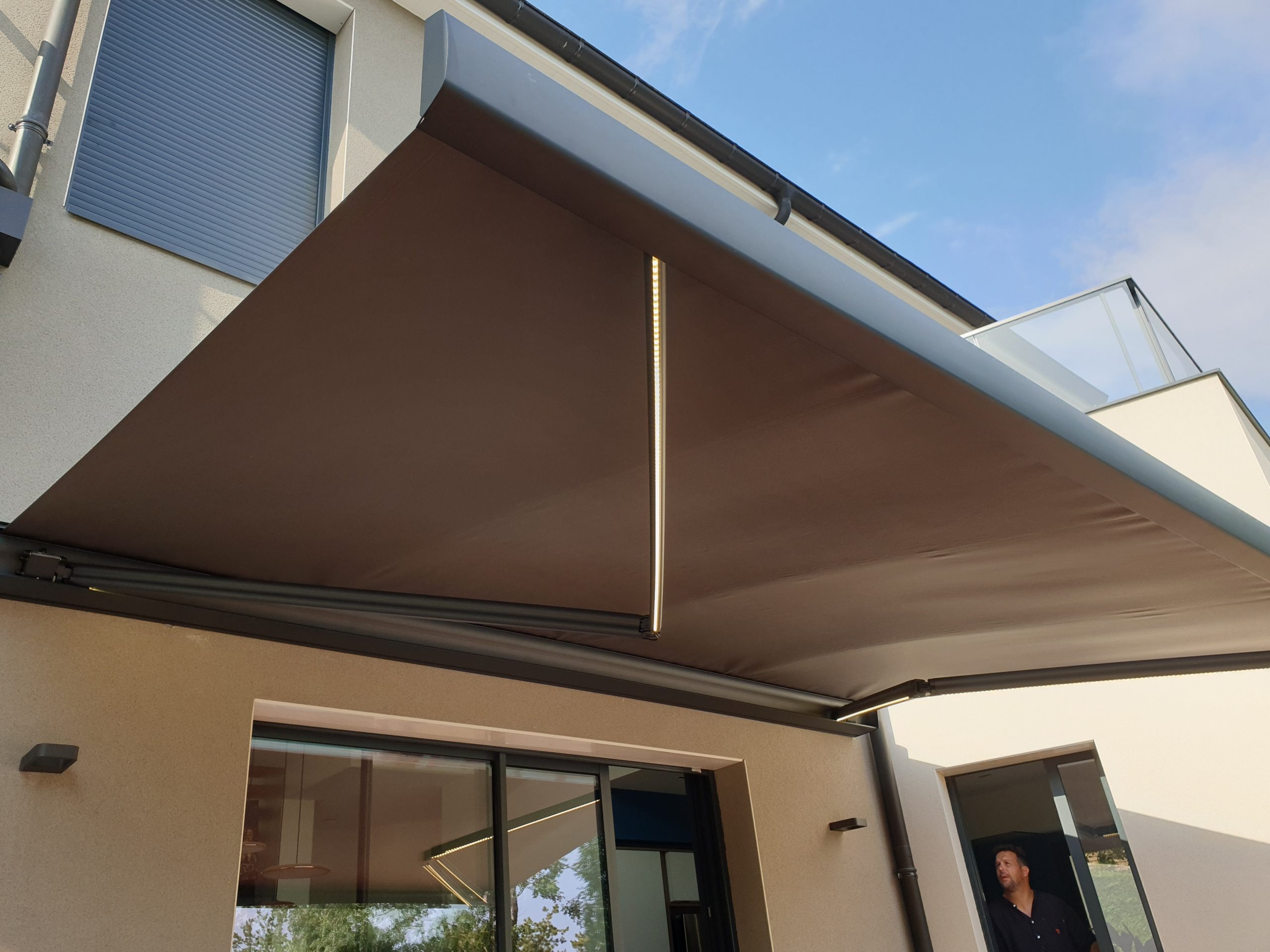 baron#messignyetvantoux#store#coublanc#bruyere#coffre#motorisé#pose facade#led sur bras#toile orc8203ardoise#7016 texturé(3)